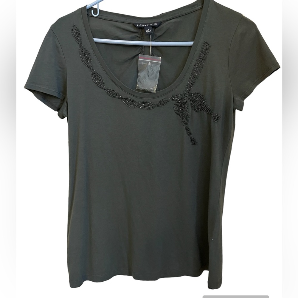 Scoop neck- beaded design. Grey t-shirt. Size S